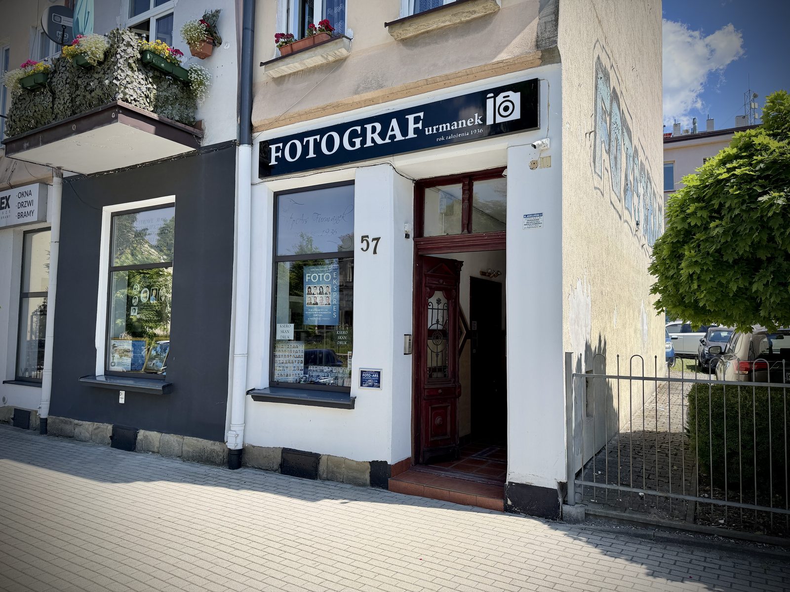 Zakład FotoArs — witryna przy ul. Jagiellońskiej 57 w Nowym Sączu